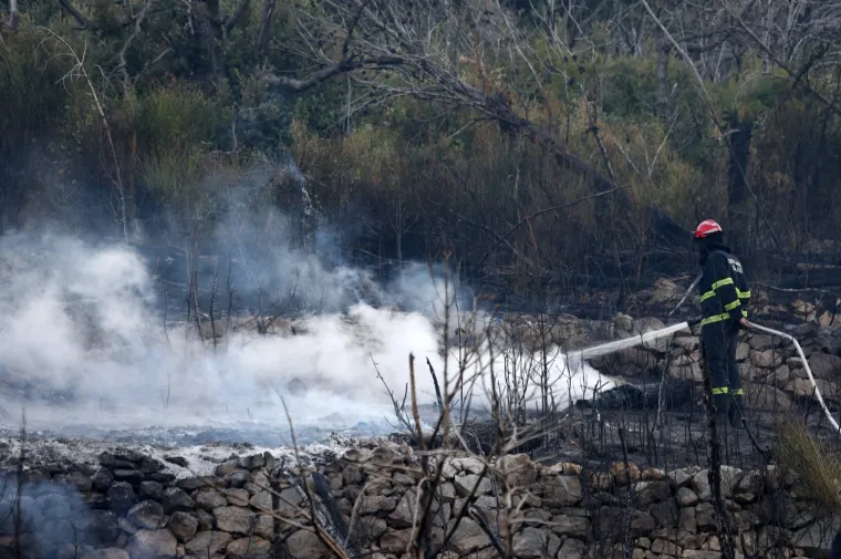 Dramatično kod &Scaron;ibenika: Vatrena buktinja 'progutala' 40 hektara, gase i kanaderi. Zatvorili i Jadransku magistralu