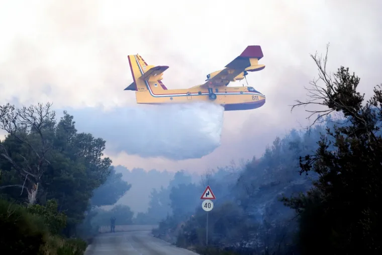 Dramatično kod &Scaron;ibenika: Vatrena buktinja 'progutala' 40 hektara, gase i kanaderi. Zatvorili i Jadransku magistralu