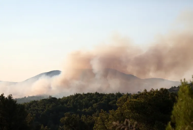 Dramatično kod &Scaron;ibenika: Vatrena buktinja 'progutala' 40 hektara, gase i kanaderi. Zatvorili i Jadransku magistralu