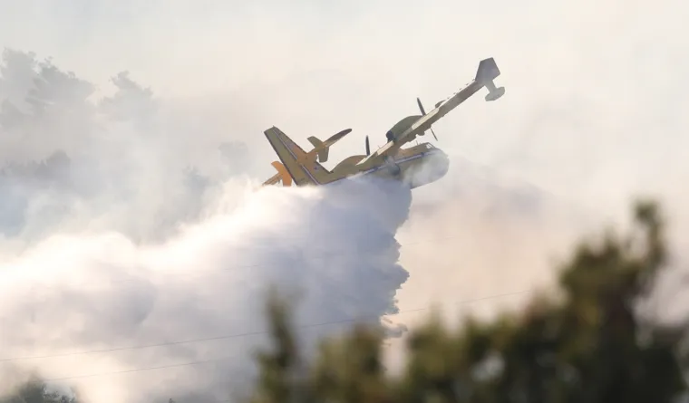 Dramatično kod &Scaron;ibenika: Vatrena buktinja 'progutala' 40 hektara, gase i kanaderi. Zatvorili i Jadransku magistralu