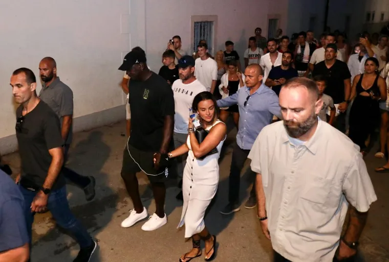 Jordan si&scaron;ao s jahte i u dru&scaron;tvu lijepe supruge pro&scaron;etao gradom, fanovi ga odmah okružili
