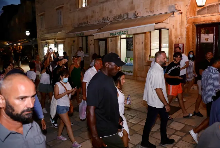 Jordan si&scaron;ao s jahte i u dru&scaron;tvu lijepe supruge pro&scaron;etao gradom, fanovi ga odmah okružili