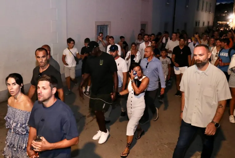 Jordan si&scaron;ao s jahte i u dru&scaron;tvu lijepe supruge pro&scaron;etao gradom, fanovi ga odmah okružili