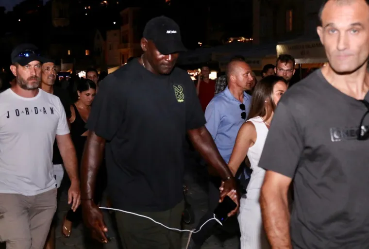 Jordan si&scaron;ao s jahte i u dru&scaron;tvu lijepe supruge pro&scaron;etao gradom, fanovi ga odmah okružili