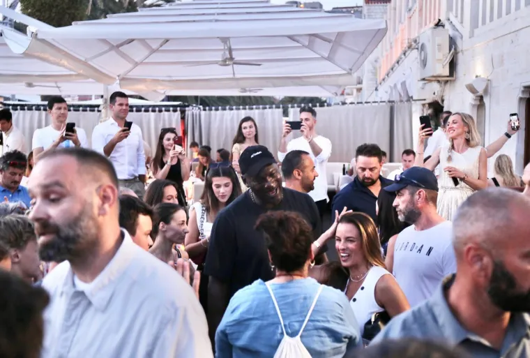 Jordan si&scaron;ao s jahte i u dru&scaron;tvu lijepe supruge pro&scaron;etao gradom, fanovi ga odmah okružili