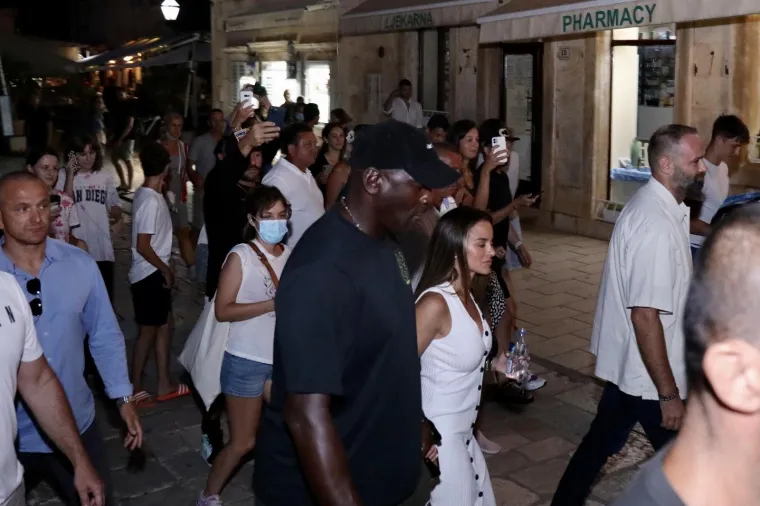 Jordan si&scaron;ao s jahte i u dru&scaron;tvu lijepe supruge pro&scaron;etao gradom, fanovi ga odmah okružili