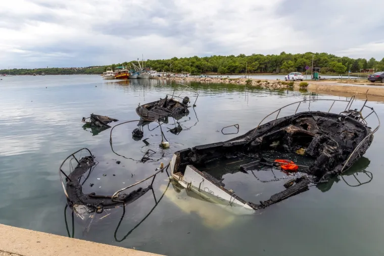 Pogledajte &scaron;to je ostalo nakon jučera&scaron;njeg požara na gliserima u Medulinu