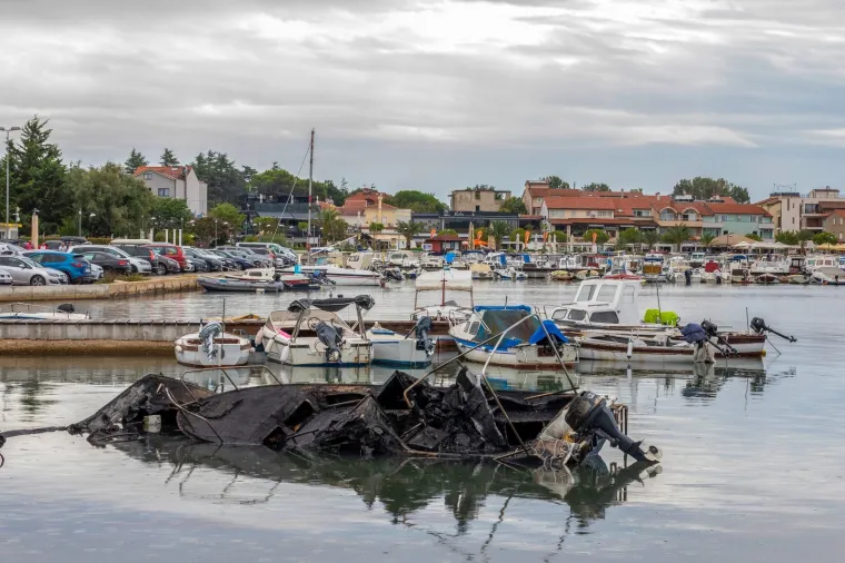 Pogledajte &scaron;to je ostalo nakon jučera&scaron;njeg požara na gliserima u Medulinu