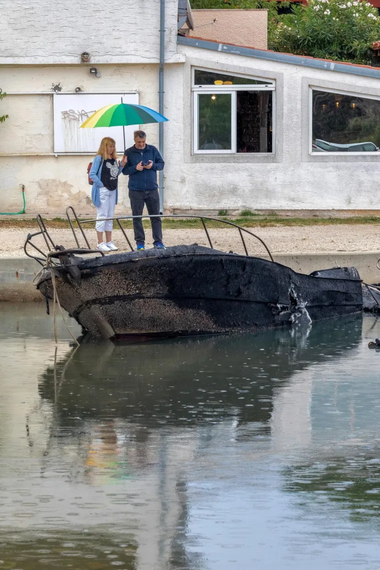 Pogledajte &scaron;to je ostalo nakon jučera&scaron;njeg požara na gliserima u Medulinu