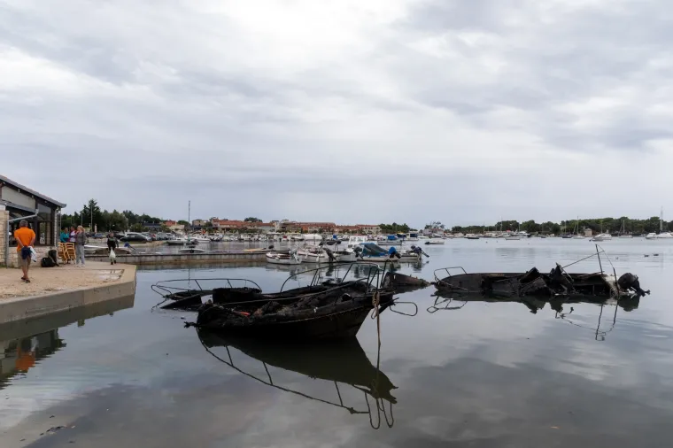 Pogledajte &scaron;to je ostalo nakon jučera&scaron;njeg požara na gliserima u Medulinu