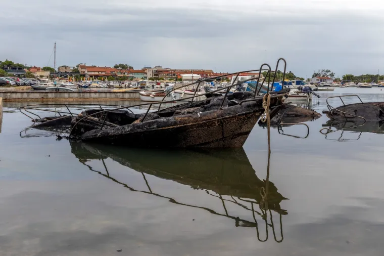 Pogledajte &scaron;to je ostalo nakon jučera&scaron;njeg požara na gliserima u Medulinu