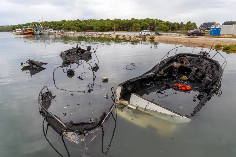 Pogledajte &scaron;to je ostalo nakon jučera&scaron;njeg požara na gliserima u Medulinu