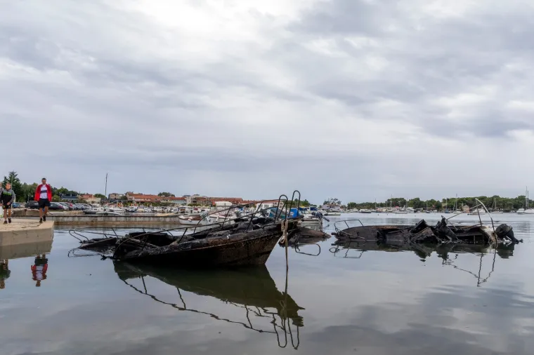 Pogledajte &scaron;to je ostalo nakon jučera&scaron;njeg požara na gliserima u Medulinu