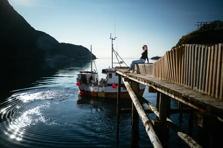 Lofoti su inače arhipelag prema zapadu u oceanu, koji je smješten sjeverno od Arktičkog kruga. Popularno su odredište za turiste zbog nevjerojatne prirode, bijelih pješčanih plaža, dok obalom dominiraju visoke planine