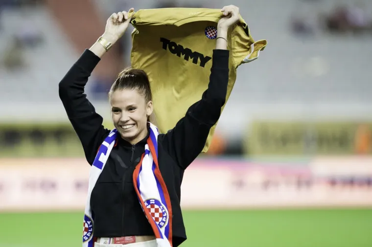 Hrvatski olimpijci, Matea Jelić, Toni Kanaet, Tonči Stipanović i Mate Pavić, dobili su počasne Hajdukove dresove prije početka derbija između Hajduka i Rijeke na Poljudu.