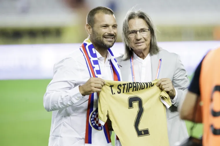 Hrvatski olimpijci, Matea Jelić, Toni Kanaet, Tonči Stipanović i Mate Pavić, dobili su počasne Hajdukove dresove prije početka derbija između Hajduka i Rijeke na Poljudu.
