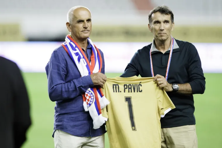 Hrvatski olimpijci, Matea Jelić, Toni Kanaet, Tonči Stipanović i Mate Pavić, dobili su počasne Hajdukove dresove prije početka derbija između Hajduka i Rijeke na Poljudu.