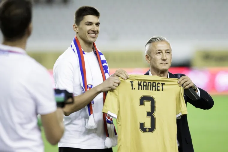 Hrvatski olimpijci, Matea Jelić, Toni Kanaet, Tonči Stipanović i Mate Pavić, dobili su počasne Hajdukove dresove prije početka derbija između Hajduka i Rijeke na Poljudu.