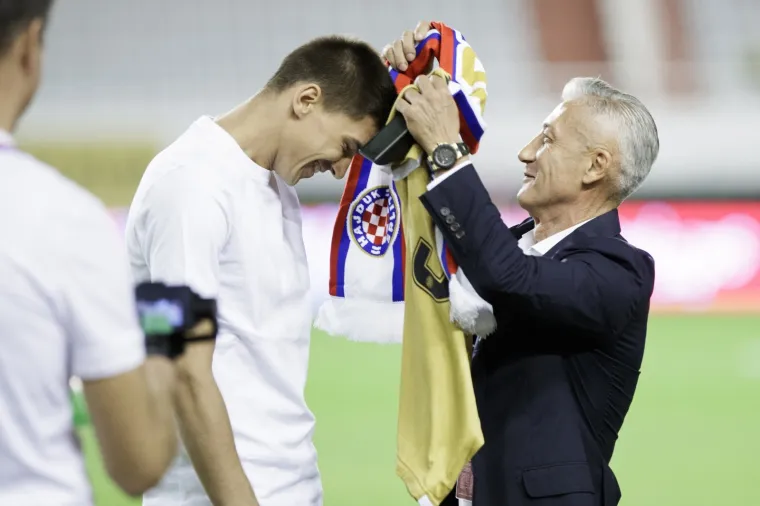 Hrvatski olimpijci, Matea Jelić, Toni Kanaet, Tonči Stipanović i Mate Pavić, dobili su počasne Hajdukove dresove prije početka derbija između Hajduka i Rijeke na Poljudu.