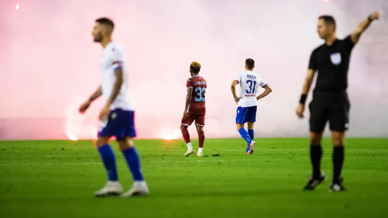 Tijekom jadranskog derbija Torcida je zasula teren bakljama te je nakratko prekinut susret Hajduka i Rijeke.