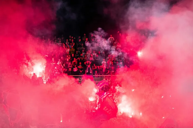 Tijekom jadranskog derbija Torcida je zasula teren bakljama te je nakratko prekinut susret Hajduka i Rijeke.