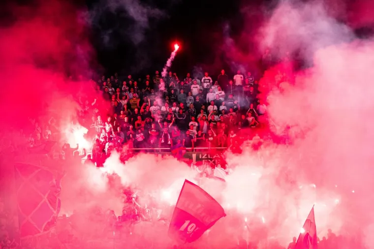 Tijekom jadranskog derbija Torcida je zasula teren bakljama te je nakratko prekinut susret Hajduka i Rijeke.