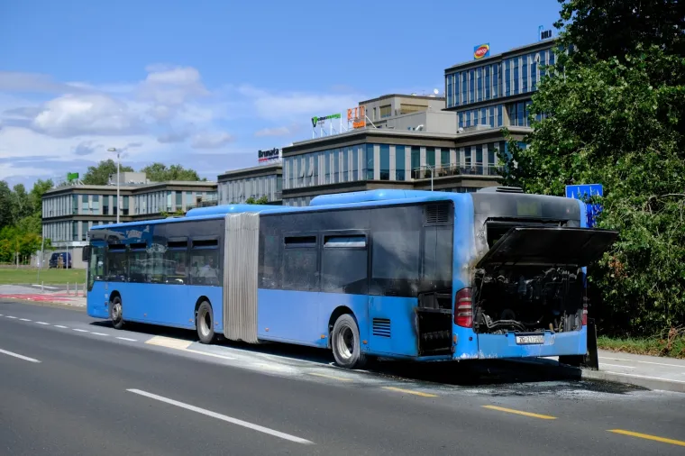 Autobus ZET-a zapalio se nasred ceste u Zagrebu
