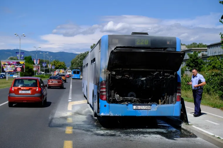 Autobus ZET-a zapalio se nasred ceste u Zagrebu