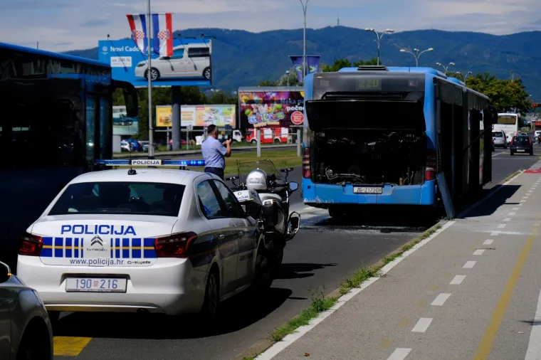 Autobus ZET-a zapalio se nasred ceste u Zagrebu