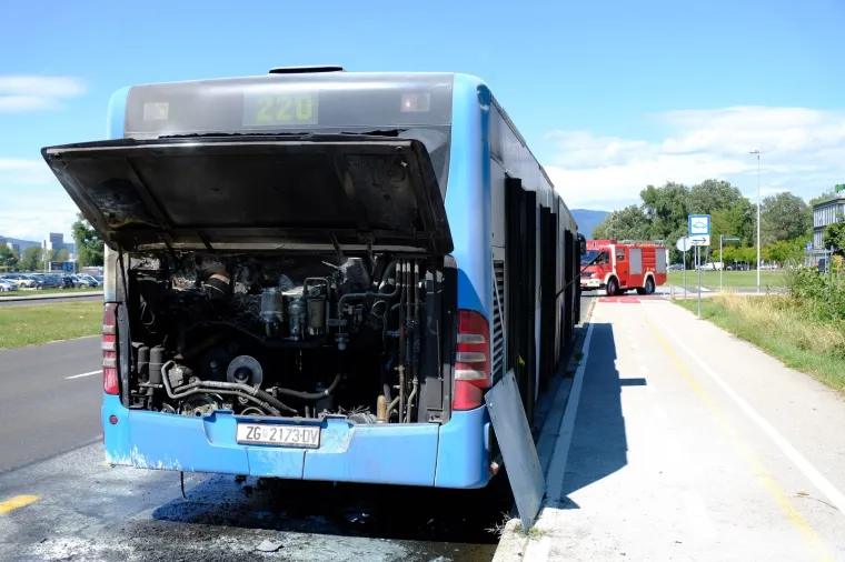 Autobus ZET-a zapalio se nasred ceste u Zagrebu