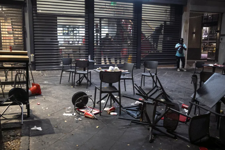 Nasilni prosvjedi antivaksera u Grčkoj protiv obveznog cijepljenja i novih ograničenja