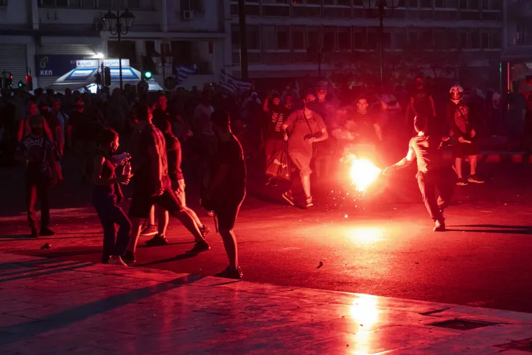 Nasilni prosvjedi antivaksera u Grčkoj protiv obveznog cijepljenja i novih ograničenja