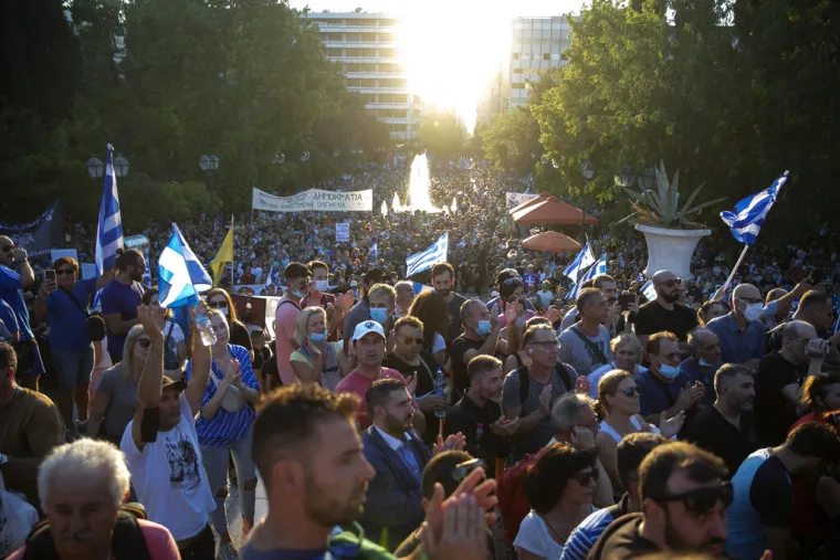 Nasilni prosvjedi antivaksera u Grčkoj protiv obveznog cijepljenja i novih ograničenja