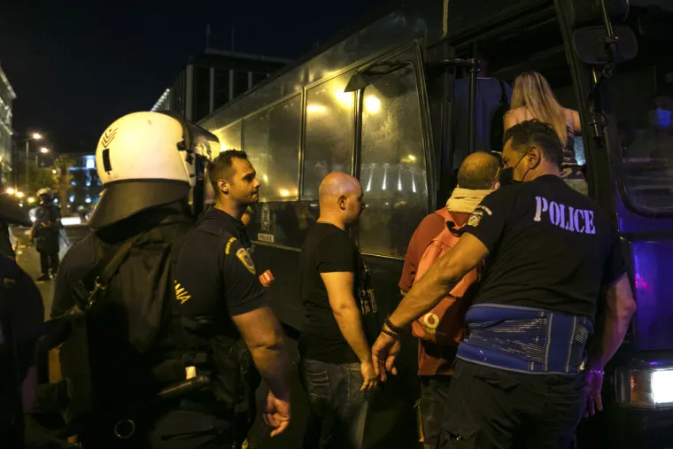 Nasilni prosvjedi antivaksera u Grčkoj protiv obveznog cijepljenja i novih ograničenja