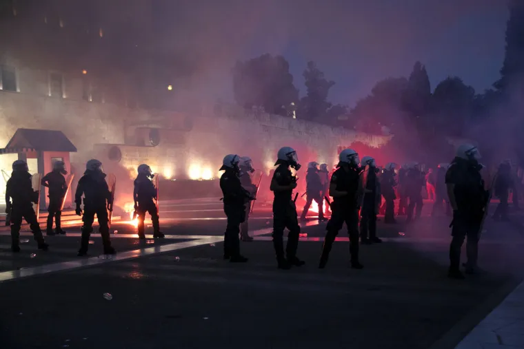 Nasilni prosvjedi antivaksera u Grčkoj protiv obveznog cijepljenja i novih ograničenja