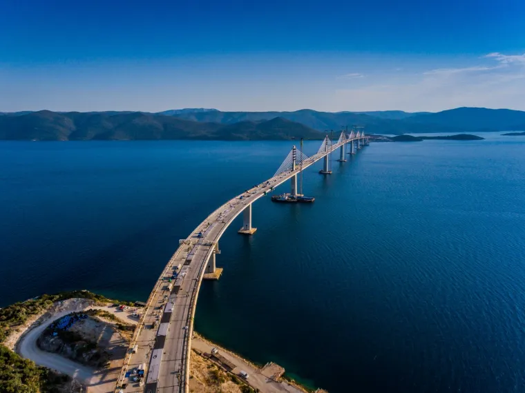 Radi se punom parom: Pogledajte na fotografijama iz zraka kako danas izgleda Pelje&scaron;ki most