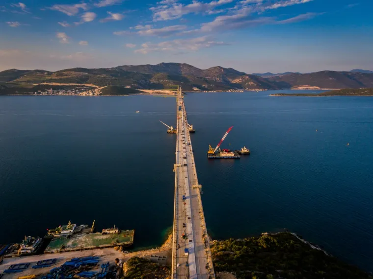 Radi se punom parom: Pogledajte na fotografijama iz zraka kako danas izgleda Pelje&scaron;ki most