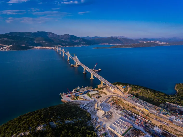 Radi se punom parom: Pogledajte na fotografijama iz zraka kako danas izgleda Pelje&scaron;ki most