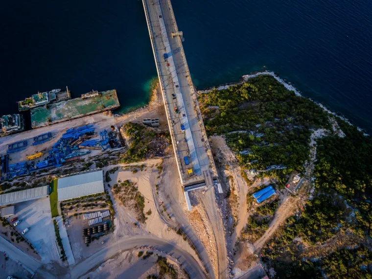 Radi se punom parom: Pogledajte na fotografijama iz zraka kako danas izgleda Pelje&scaron;ki most