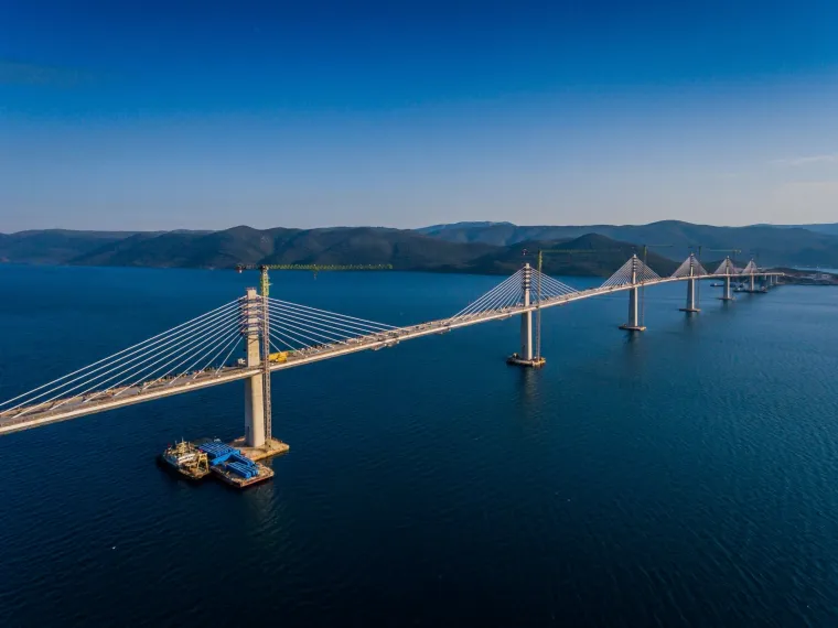 Radi se punom parom: Pogledajte na fotografijama iz zraka kako danas izgleda Pelje&scaron;ki most