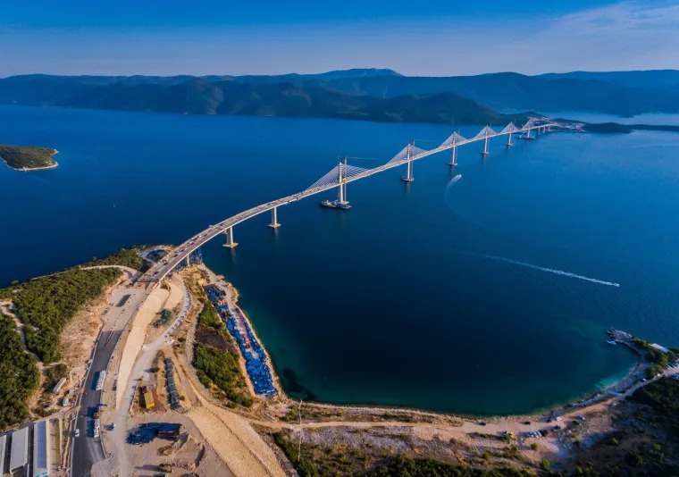 Radi se punom parom: Pogledajte na fotografijama iz zraka kako danas izgleda Pelje&scaron;ki most