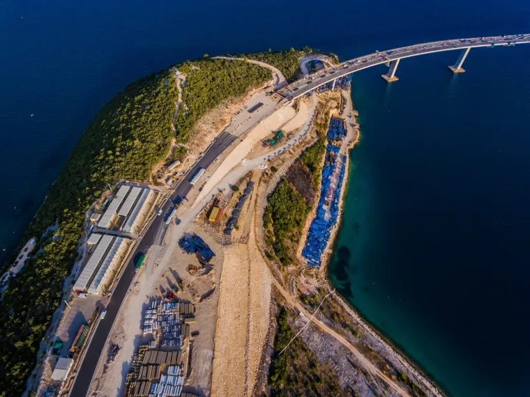 Radi se punom parom: Pogledajte na fotografijama iz zraka kako danas izgleda Pelje&scaron;ki most