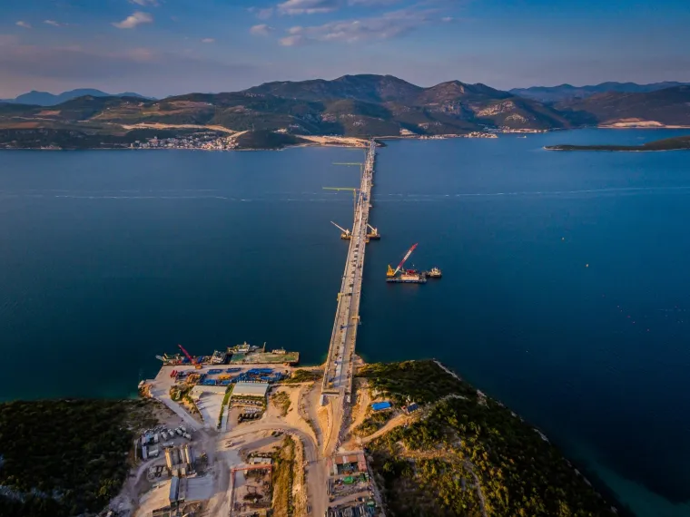 Radi se punom parom: Pogledajte na fotografijama iz zraka kako danas izgleda Pelje&scaron;ki most