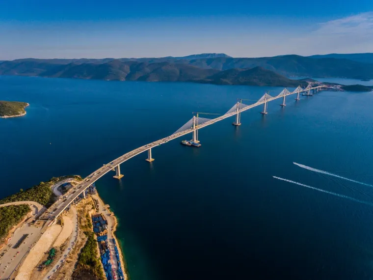 Nove fantastične fotografije hrvatskog ponosa: Pogledajte kako Pelje&scaron;ki most sada izgleda iz zraka!
