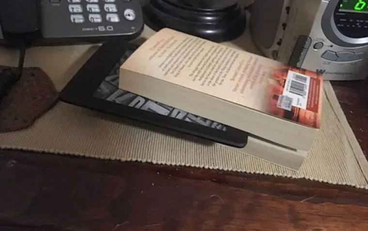 Moj tata voli čitati pa sam mu za rođendan nabavio Kindle. Koristi ga kao označivač stranica.