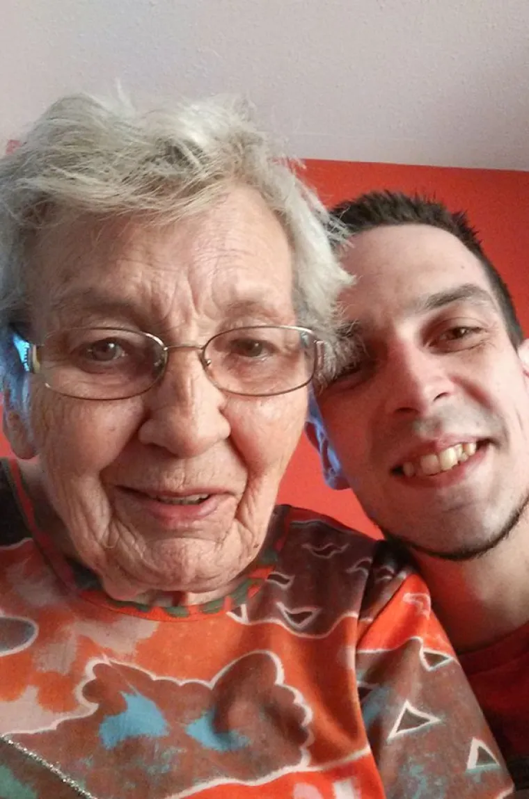 Ja: &quot;Bako, htio bih nas fotografirati.&quot; Aktivirao sam prednju kameru. Baka: &quot;Oh, to je jako lijepa slika, kada je snimljena?&quot; Ja: &quot;To smo mi sada.&quot;