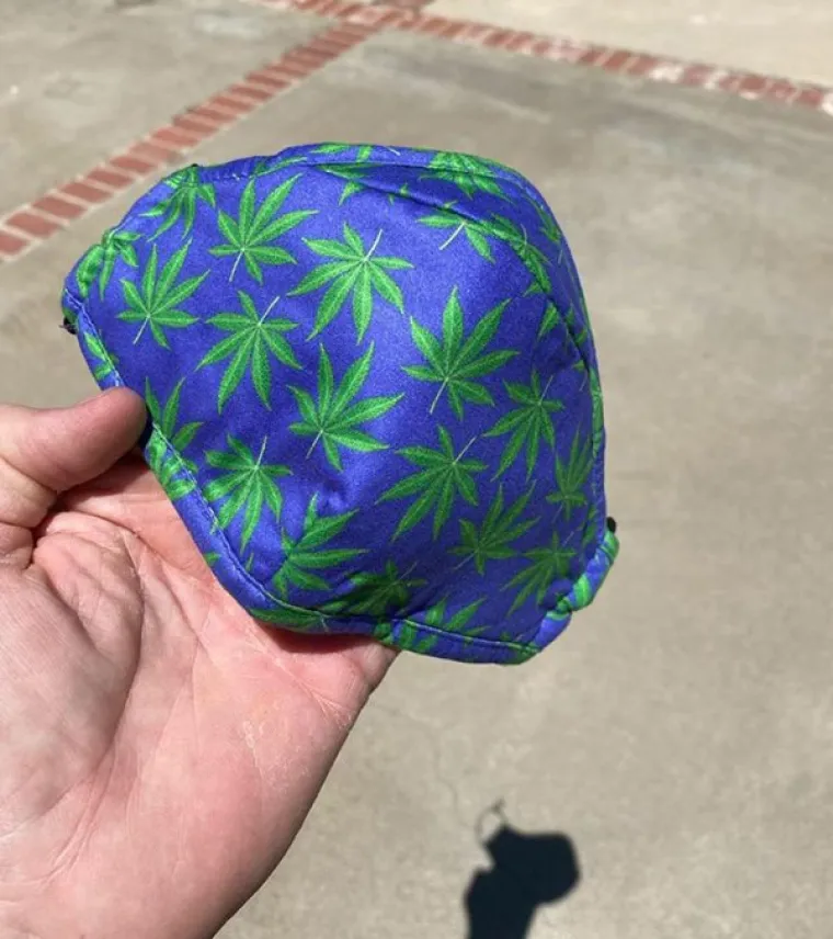 Moja baka, strastvena vrtlarica, već tjednima nosi ovu masku. Nije imala pojma što je na njoj sve dok joj danas blagajnica u trgovini nije pojasnila.