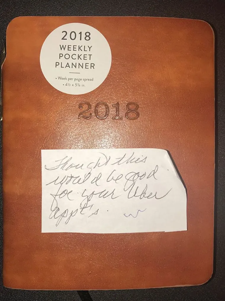 Moja baka zna da sam vozač Ubera, ali ne zna kako to funkcionira. Dala mi je ovaj planer i napisala "Mislila sam da bi ti ovo bilo korisno za aplikaciju Uber". Obožavam je!