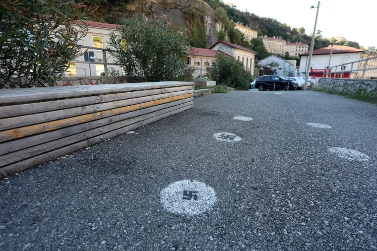 Rijeka: Kukasti križevi nacrtani na nogostupu u Ružićevoj ulici