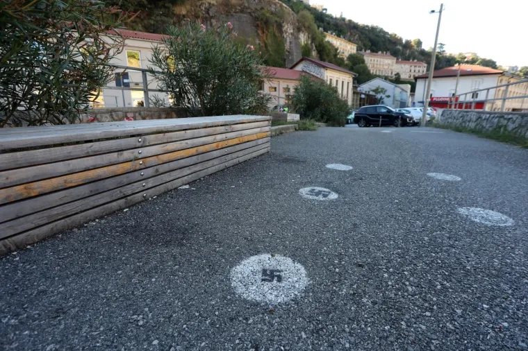 Rijeka: Kukasti križevi nacrtani na nogostupu u Ružićevoj ulici